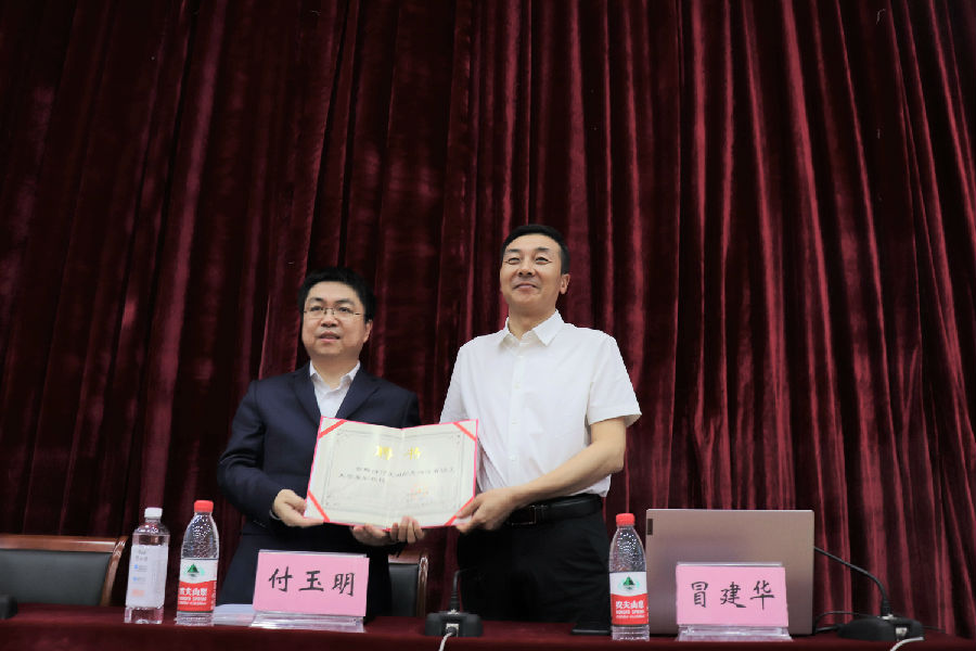 颁发兼职教授聘书.JPG
