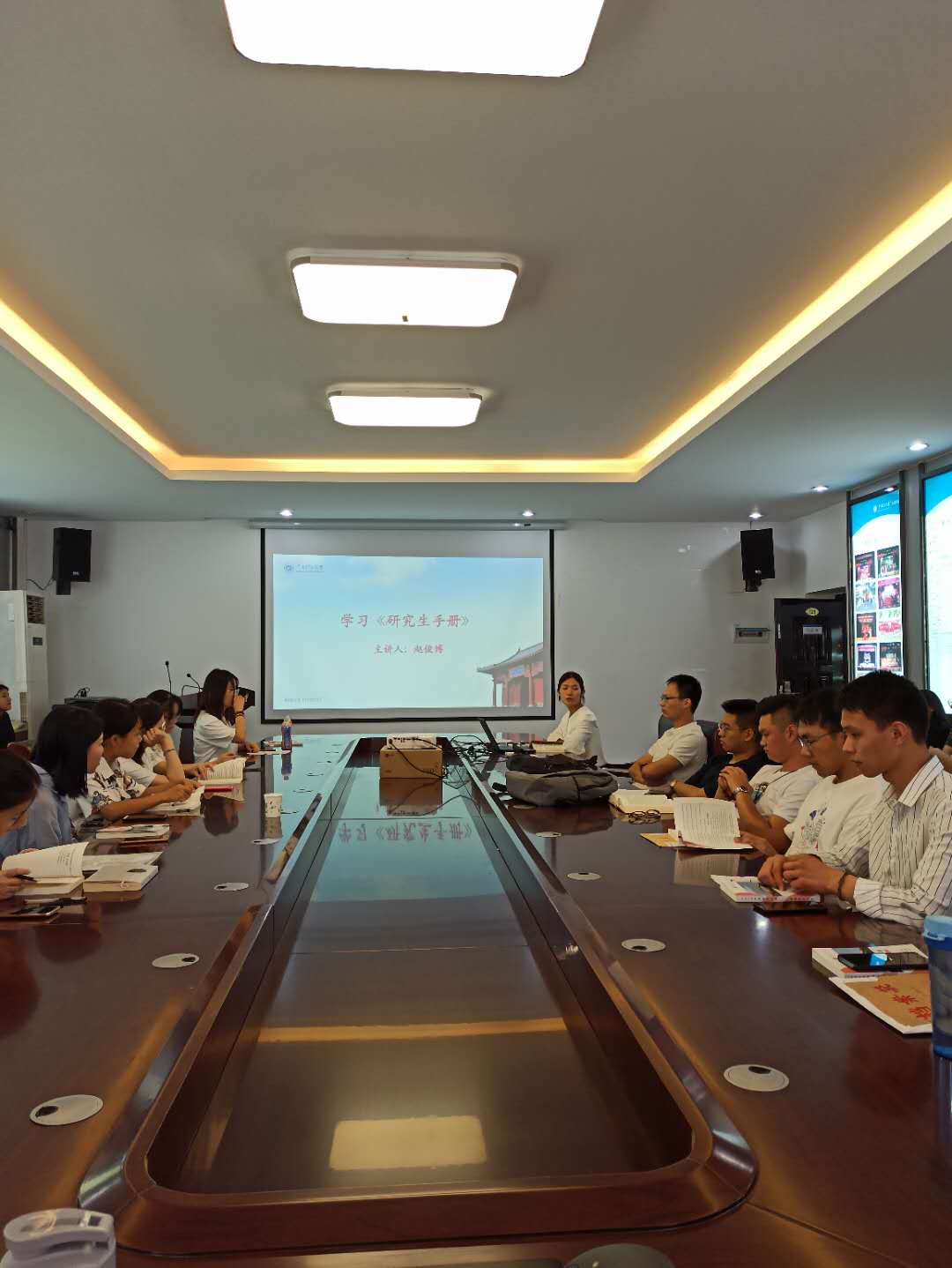 学习研究生手册1.jpg